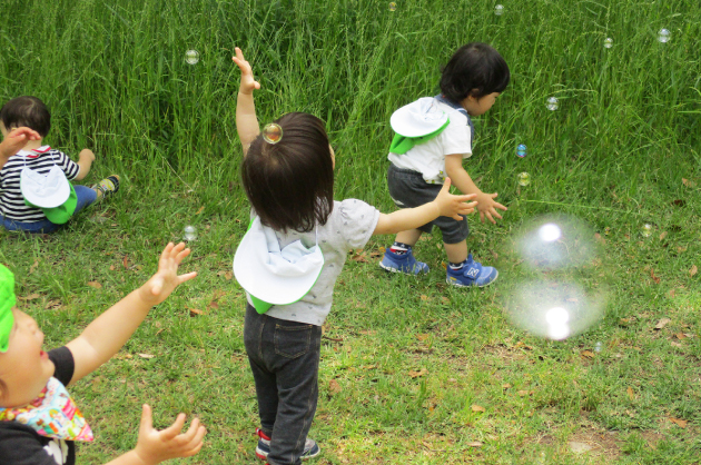 シャボン玉で遊ぶ園児