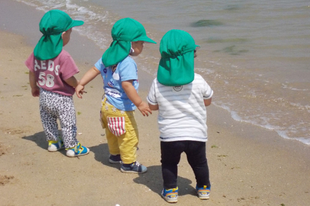 海辺で遊ぶ園児